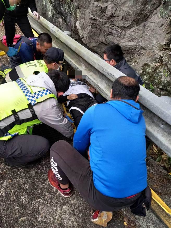 重机骑士自摔卡在护栏下。（民眾提供）