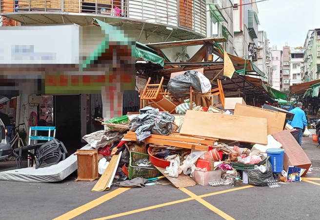 女子在新庄1处市场转角发现废弃物推积如小山，她看到此景超傻眼表示「这样怎么做生意」。（翻摄自脸书爱新庄我是新庄人）