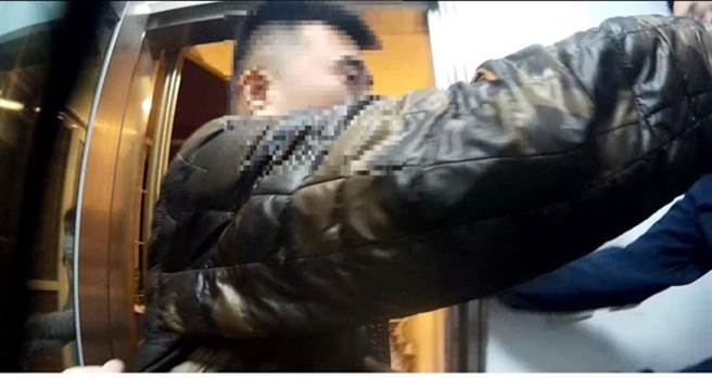 警方护送赖男回家，他还不忘给员警一个拥抱。（翻摄照片／林郁平台北传真）