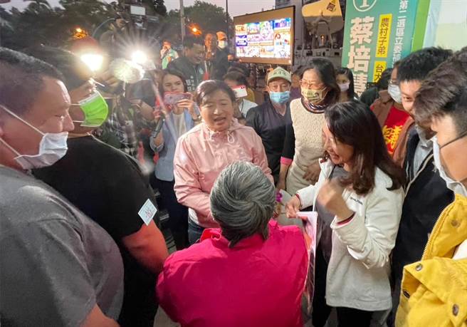 蔡培慧跟支持者握手致谢，认为胜选意义是南投人希望改变。（杨静茹摄）