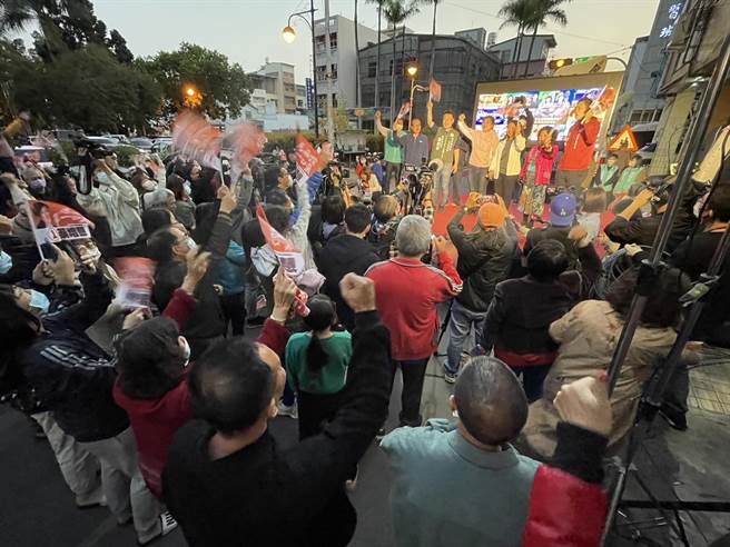 蔡培慧胜选、当选南投县第2选区立委，接受支持者欢呼。（杨静茹摄）