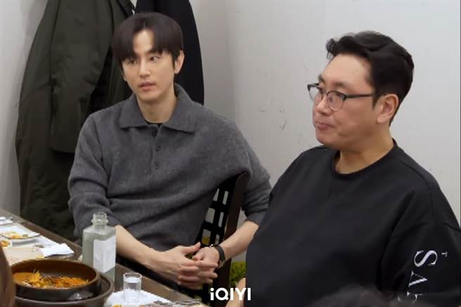 《帐篷外面是欧洲2》找来赵震雄（右）、权律加盟。（爱奇艺国际站提供）