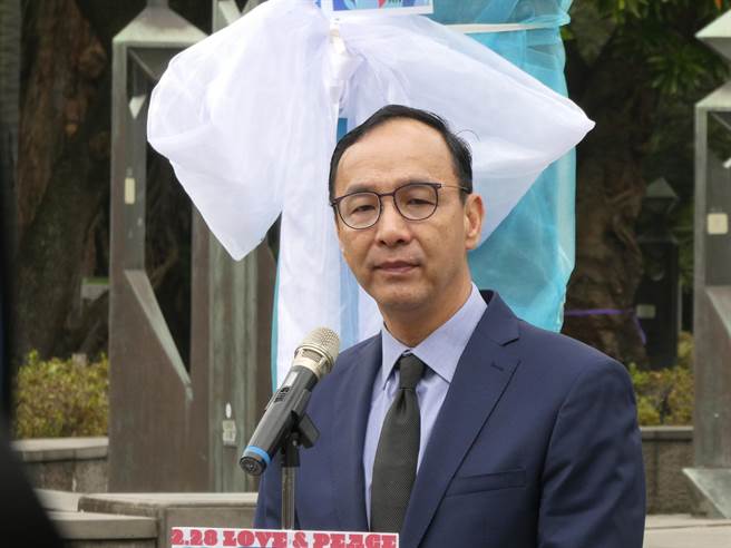 南投第二選區立委補選國民黨敗選，黨主席朱立倫晚間以錄製影片方式，向支持者鞠躬道歉。但朱也表示，這次的失敗對國民黨來講也許是個機會，讓國民黨重新深刻檢討、反省，重新出發，面對未來所有的挑戰，允諾國民黨會持續努力。（周志豪攝）