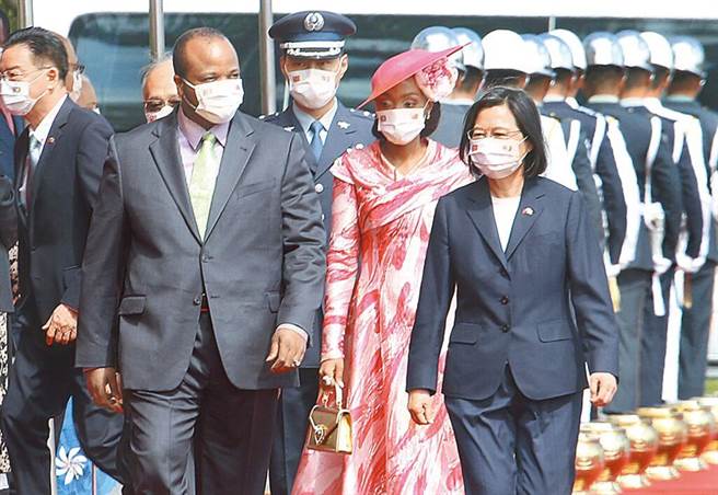蔡英文总统曾以军礼欢迎来台访问的史瓦帝尼王国国王恩史瓦帝三世（前排右）。（本报资料照／姚志平摄）