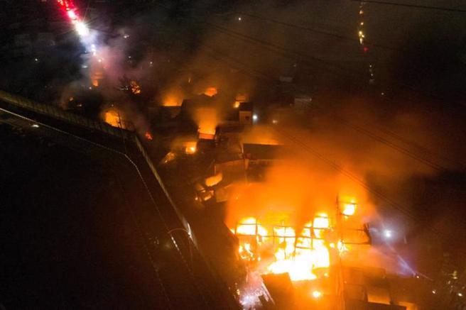 印尼国家石油公司油库爆炸。（路透社）