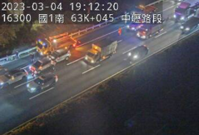 今天（4日）晚間7時許，國道1號中山高北向63公里中壢路段發生事故，現場3輛小客車追撞，事故占用外側車道，目前車速緩慢時速20公里有回堵狀況，請用路人小心駕駛。（簡銘柱翻攝）