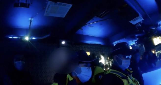 酒吧凌晨傳口角，警方出動快打部隊到場處理，意外查獲通緝犯。（翻攝照片／崔正綱高雄傳真）