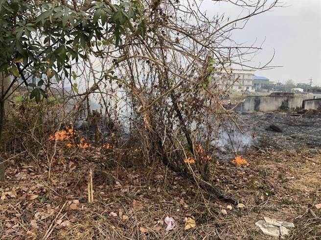 从228连假起至今8天，屏东县共发生86起公墓火警，消防员劳于奔命，警察也积极查缉「放火罪嫌犯」，据统计，目前已有8人被依放火罪嫌送办。（警方提供／谢佳潾屏东传真）