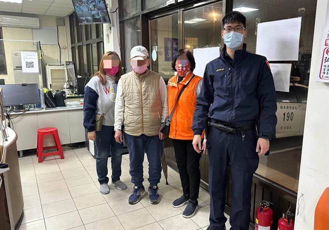 新北市许姓老翁，3日下午与家人出门散步却不慎走失，一路迷路搭车到桃园观音。（翻摄照片／蔡明亘桃园传真）