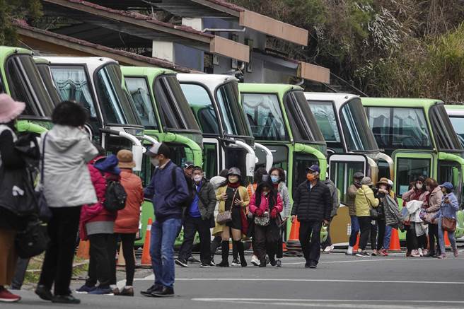 武陵农场今年樱花花期已近尾声，但仍有少数花期较晚的樱花依旧绽放，近来疫情趋缓影响，团体游客明显激增，让武陵农场显得非常热闹。（黄子明摄）