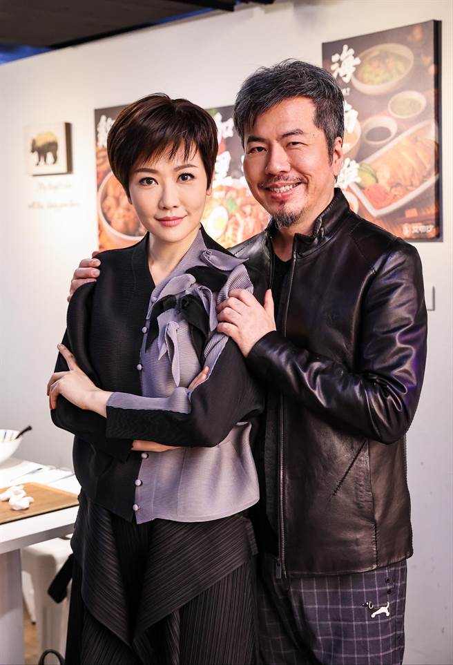 黄国伦（右）今天澄清从没嫌过寇乃馨不会生。（罗永铭摄）