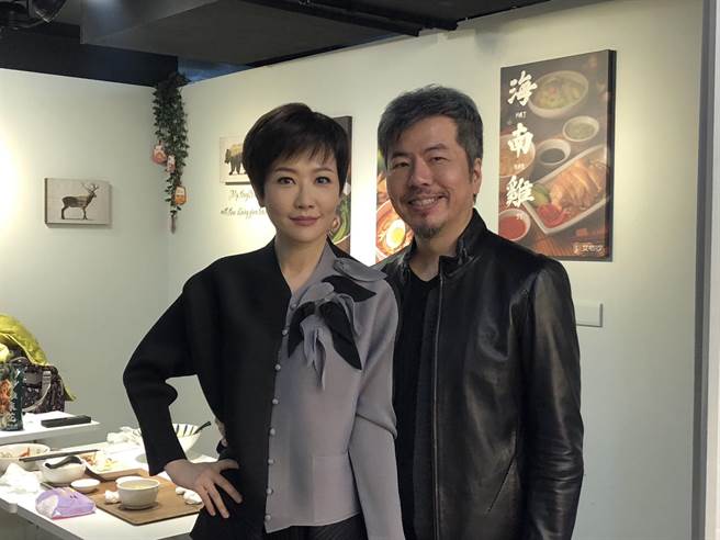 黄国伦（右）跟老婆寇乃馨道歉。（郑宜熏摄）