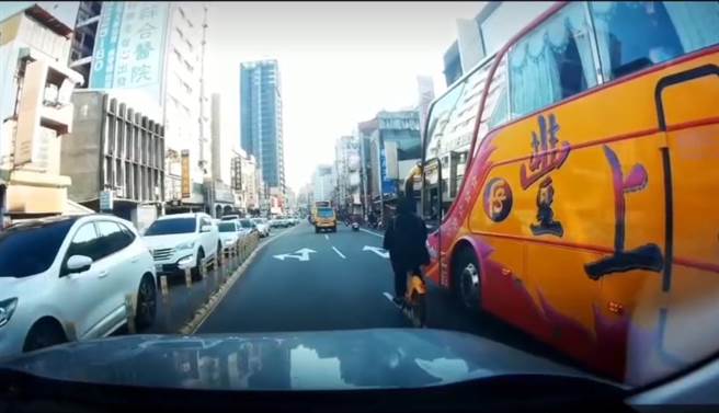 平镇一名单车骑士骑在内侧车道，一旁游览车不停加速。（翻摄照片／蔡明亘桃园传真）