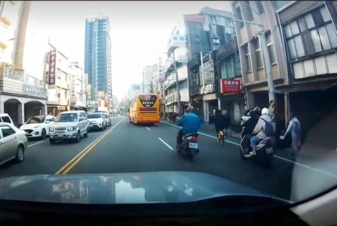 单车骑士急转回外侧车道，差点遭后方机车撞上。（翻摄照片／蔡明亘桃园传真）