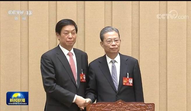 栗战书（左）与赵乐际握手。（央视）