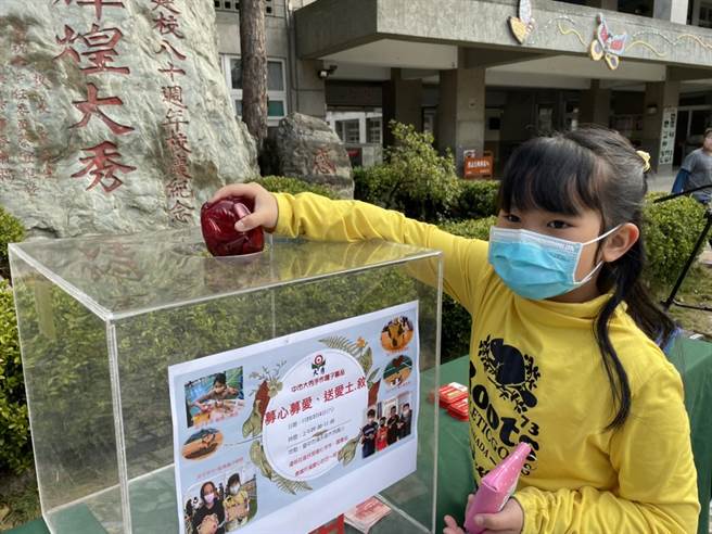 大秀国小今天上午九时起，于校园内举办义卖活动，获得学区家长的热烈迴响。(大秀国小提供)