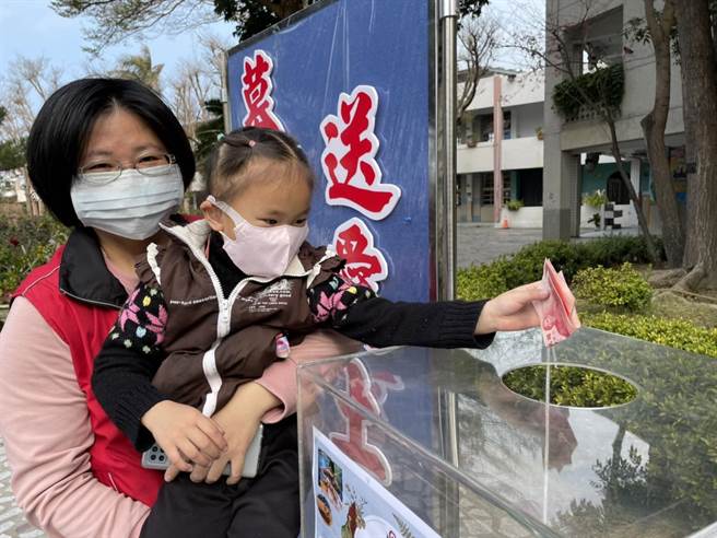 大秀国小今天上午九时起，于校园内举办义卖活动，获得学区家长的热烈迴响。(大秀国小提供)