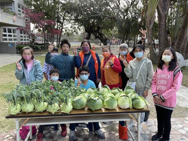 大秀国小今天上午九时起，于校园内举办义卖活动，获得学区家长的热烈迴响。(大秀国小提供)