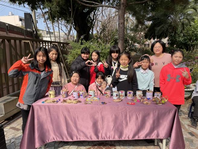 大秀国小今天上午九时起，于校园内举办义卖活动，获得学区家长的热烈迴响。(大秀国小提供)