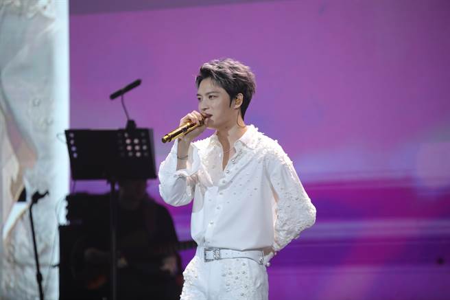 金在中搞笑呛粉丝。（峥嵘岁月香港娱乐／希林国际提供）