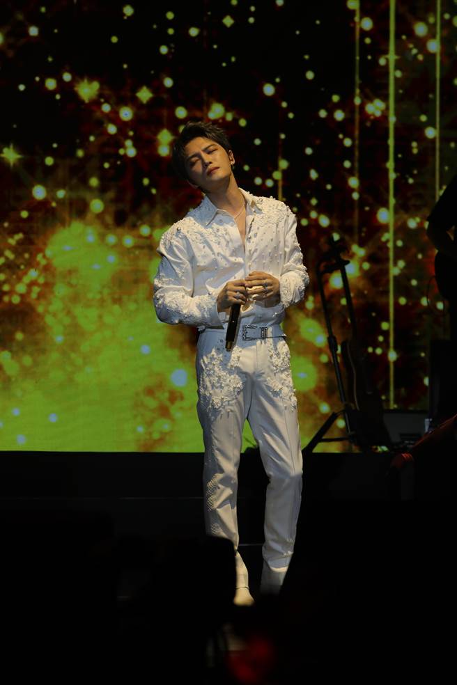 金在中开全麦的超强唱功，让在场所有人大饱耳福。（峥嵘岁月香港娱乐／希林国际提供）