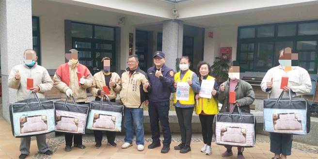 后里分驻所长梁兆玮与后里所志工姊姊们，针对辖内弱势家庭或独居长者进行关怀、发送红包及物资，盼能给他们温暖与祝福。（警方提供）