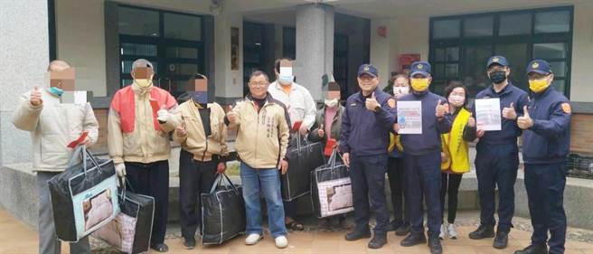 后里分驻所长梁兆玮与后里所志工姊姊们，针对辖内弱势家庭或独居长者进行关怀、发送红包及物资，盼能给他们温暖与祝福。（警方提供）