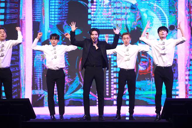 李鎭赫前一天前往寧夏夜市，大嗑台湾美食。（大艺未来国际有限公司提供）