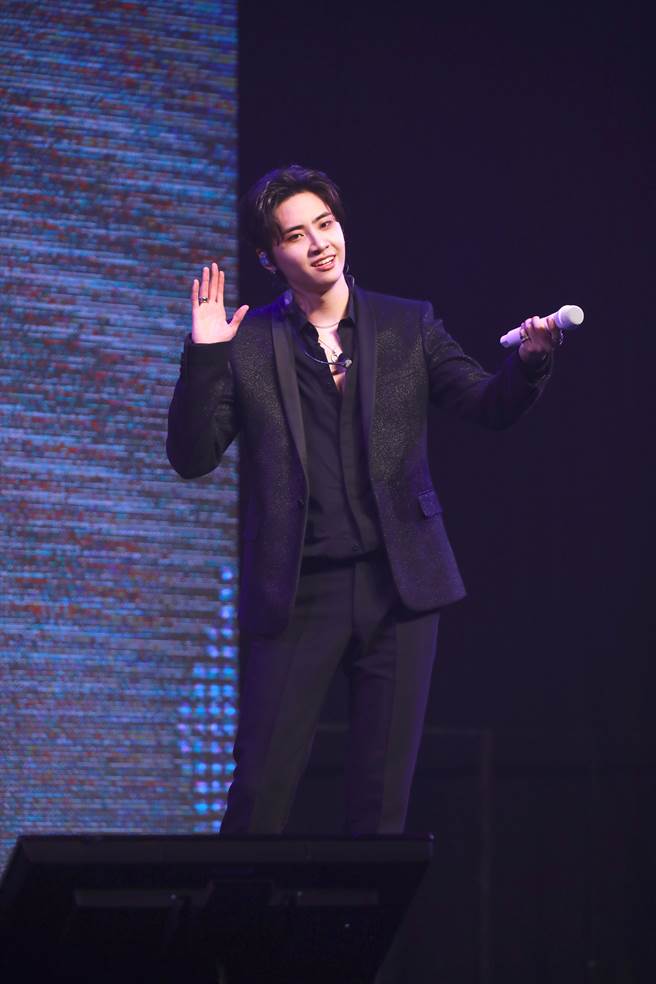 李鎭赫看到粉丝制作的应援影片，还感动到眼眶泛泪。（大艺未来国际有限公司提供）