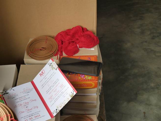 每月收入约台币1200元的越南单亲小辉妈妈，为了让孩子在家学习，咬牙贷款90元美金（约台币2700元），省吃俭用分3年偿还，只为让孩子能够求学不中断。（林良齐摄）