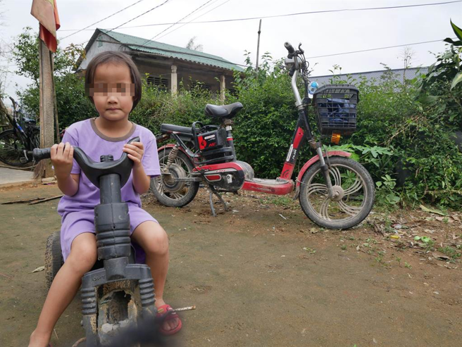 小辉家中的玩具为一台轮子破掉的三轮车。（林良齐摄）