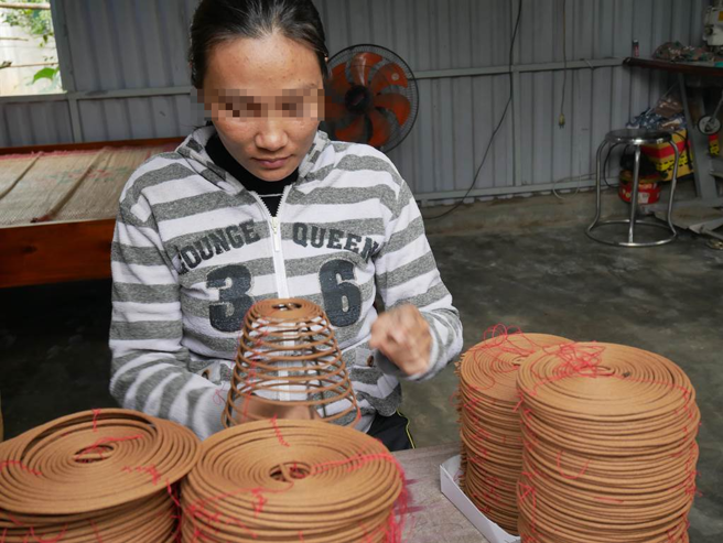 小辉妈妈每月靠家庭代工只能赚到100万越南盾（约台币1250元），疫情期间工作机会减少，养育3个孩子更是困难。（林良齐摄）