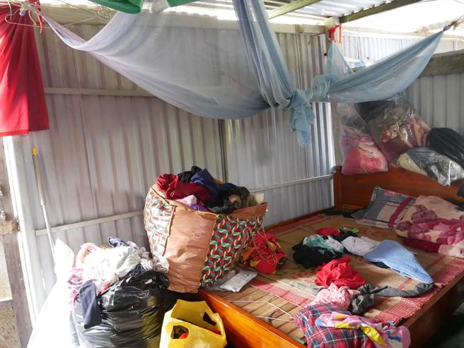 小辉家中所有的衣物、杂物都丢在床上。（林良齐摄）