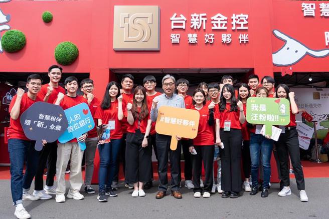 （台新金控人力資源處資深副總經理張南星(圖中)率領團隊出席台大校園徵才。圖／台新金控）