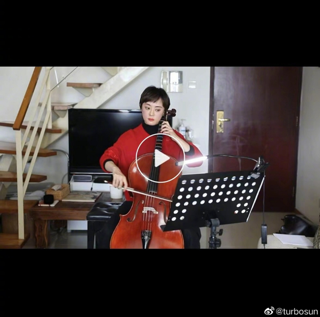 孫儷透露自己參加大提琴考級，緊張到臉燙得和猴屁股一樣。（圖／摘自孫儷微博）