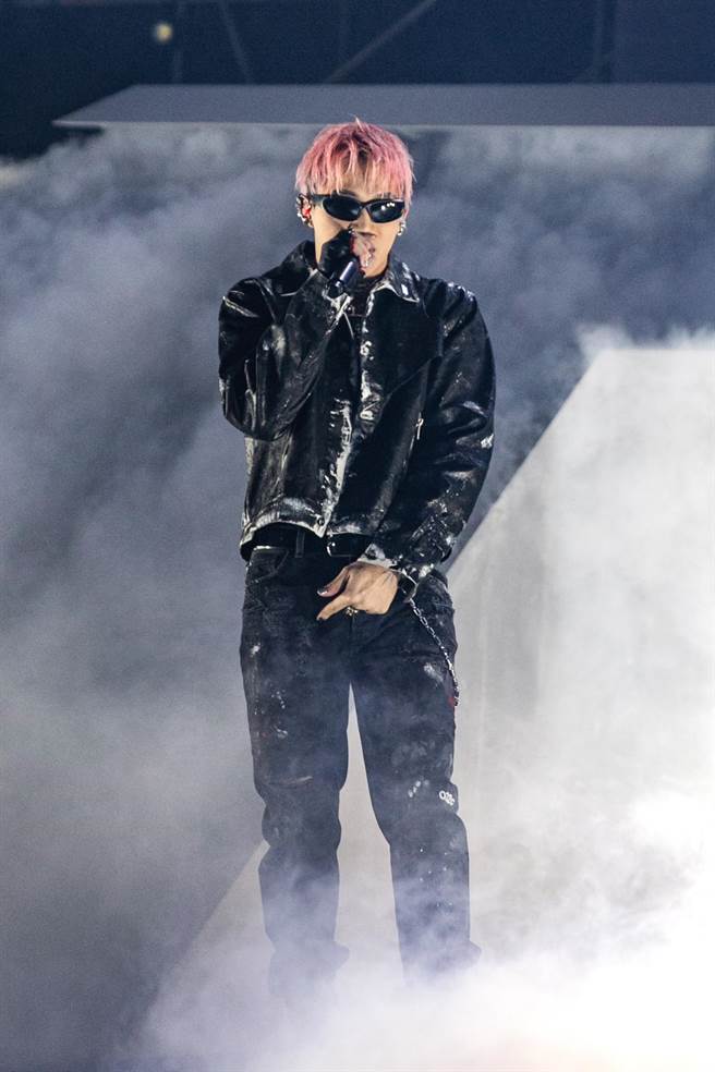 ØZI首度登上北流开唱，打造帅气造型。（远雄创艺／新乐园音乐提供）