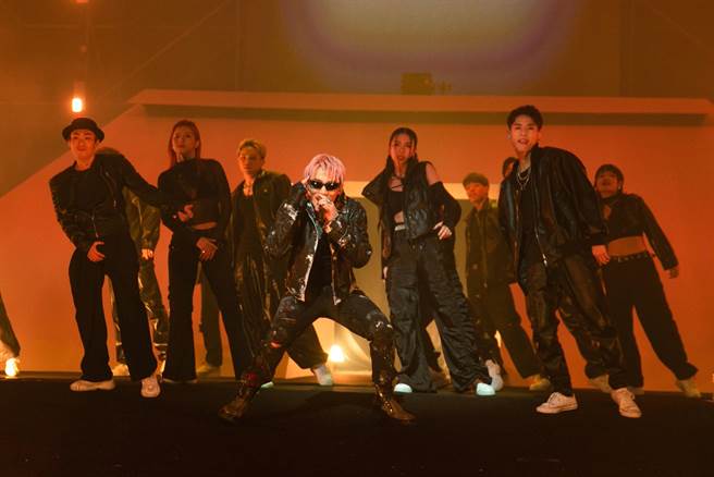 ØZI在演唱会上，打造帅气造型。（远雄创艺／新乐园音乐提供）