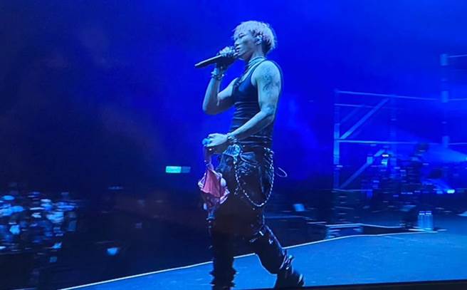 ØZI卖力开唱，粉丝把性感内衣丢上台。（读者提供）