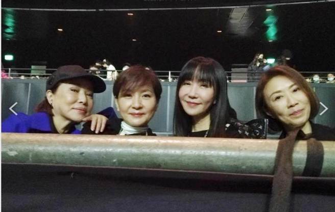 ØZI的妈妈叶瑷菱（左起）、方芳芳、金瑞瑶、李翊君亲自到场欣赏。（图／读者提供）
