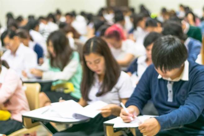 一名24岁女大生拉着父母一起参加考研，没想到两老上榜，自己却落榜，崩溃不已。(示意图/shutterstock)