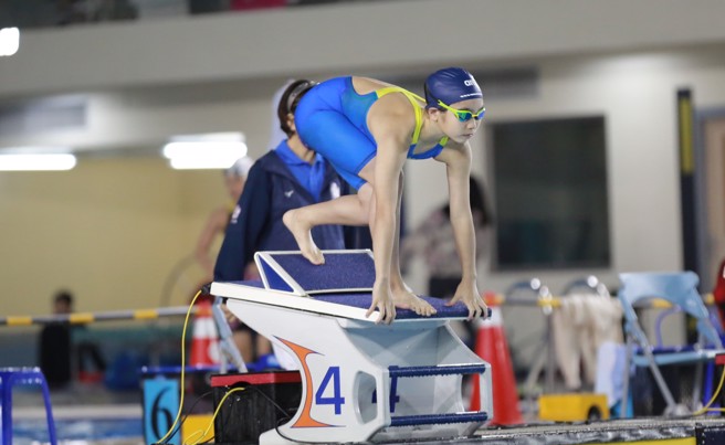 何康倪游破10岁以下分龄100公尺蛙式高悬15年纪录。（全国游泳协会提供）