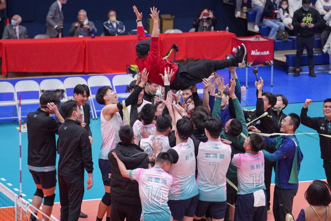 连庄球员把领队连华荣高抛空中庆祝夺冠。(中华排协提供)