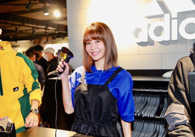 Yuri今到士林百貨公司擔任adidas一日店長。（優尼聖提供）