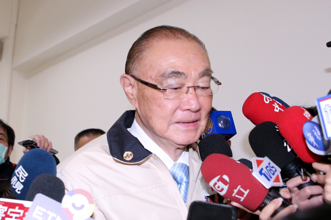 日本媒体「日本经济新闻」报导，指国军充斥太多外省人，退辅会主委冯世宽2日在立法院被媒体问到此议题时，连说两次「胡说八道」，最后更直言怒飙「放他妈的屁」。（黄世麒摄）