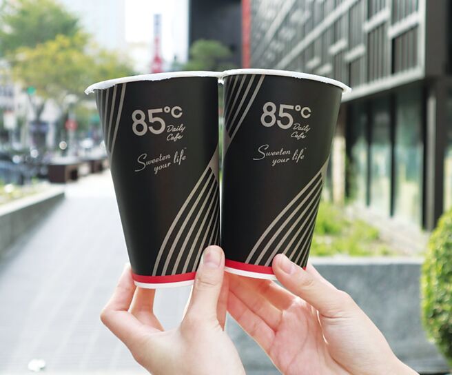 3月好礼！85度C周五咖啡日第二杯半价，再请喝奶茶。图／85度C提供
