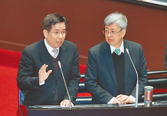教育部长潘文忠（左）、行政院长陈建仁（右）。（姚志平摄）