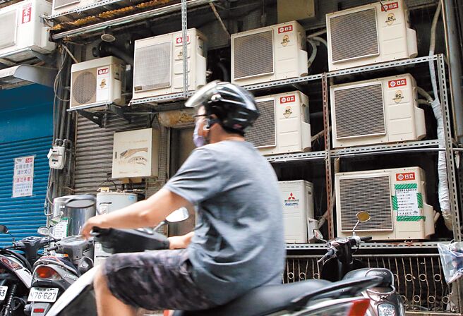 经济部本月即将召开电价费率审议会，外传电价可能调涨3成。（本报资料照片）