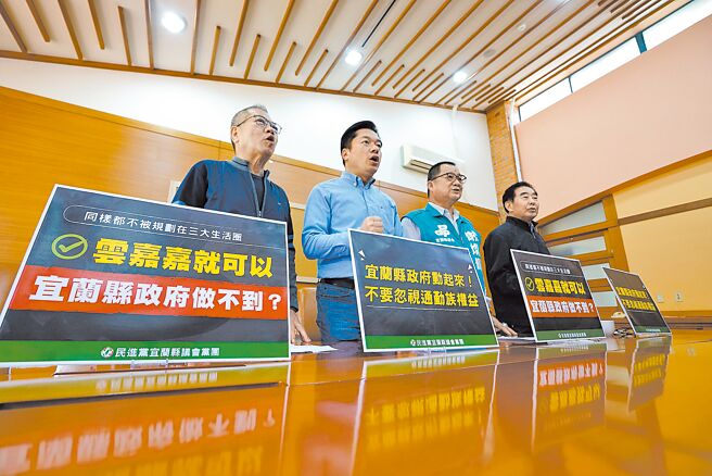 宜兰县议员陈文昌、陈俊宇、谢灿辉、吴宏谋（由左至右）3日抨击县府未积极争取通勤月票补贴。（李忠一摄）