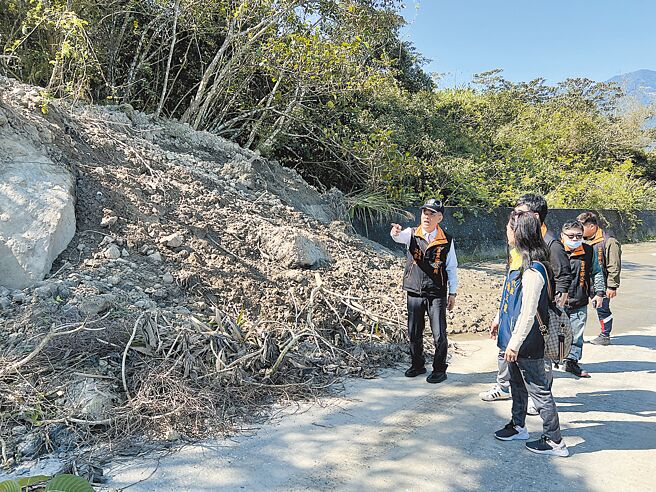 花蓮富里鄉六十石山是重要金針花景區，往東里方向聯外道路受918地震影響，路況不穩，代理鄉長江東成等人會勘後，決定往東里方向即起封閉禁行。（富里鄉公所提供／王志偉花蓮傳真）