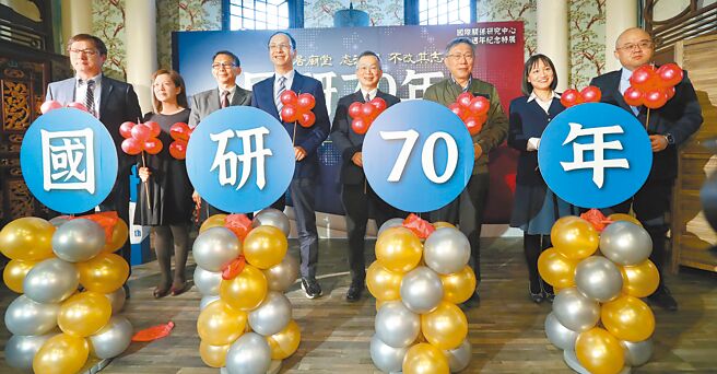 国立政治大学国际关系研究中心3日举办「国研中心70周年特展」，邀请到政大校长李蔡彦（右四）、国民党主席朱立伦（左四）、民眾党主席柯文哲（右三）、民进党国际部主任谢佩芬（右二）及国研中心主任寇健文（左三）等贵宾，主持开幕仪式。（郑任南摄）